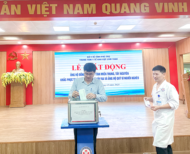 Cán bộ, viên chức, người lao động Trung tâm hưởng ứng chương trình phát động ủng hộ
