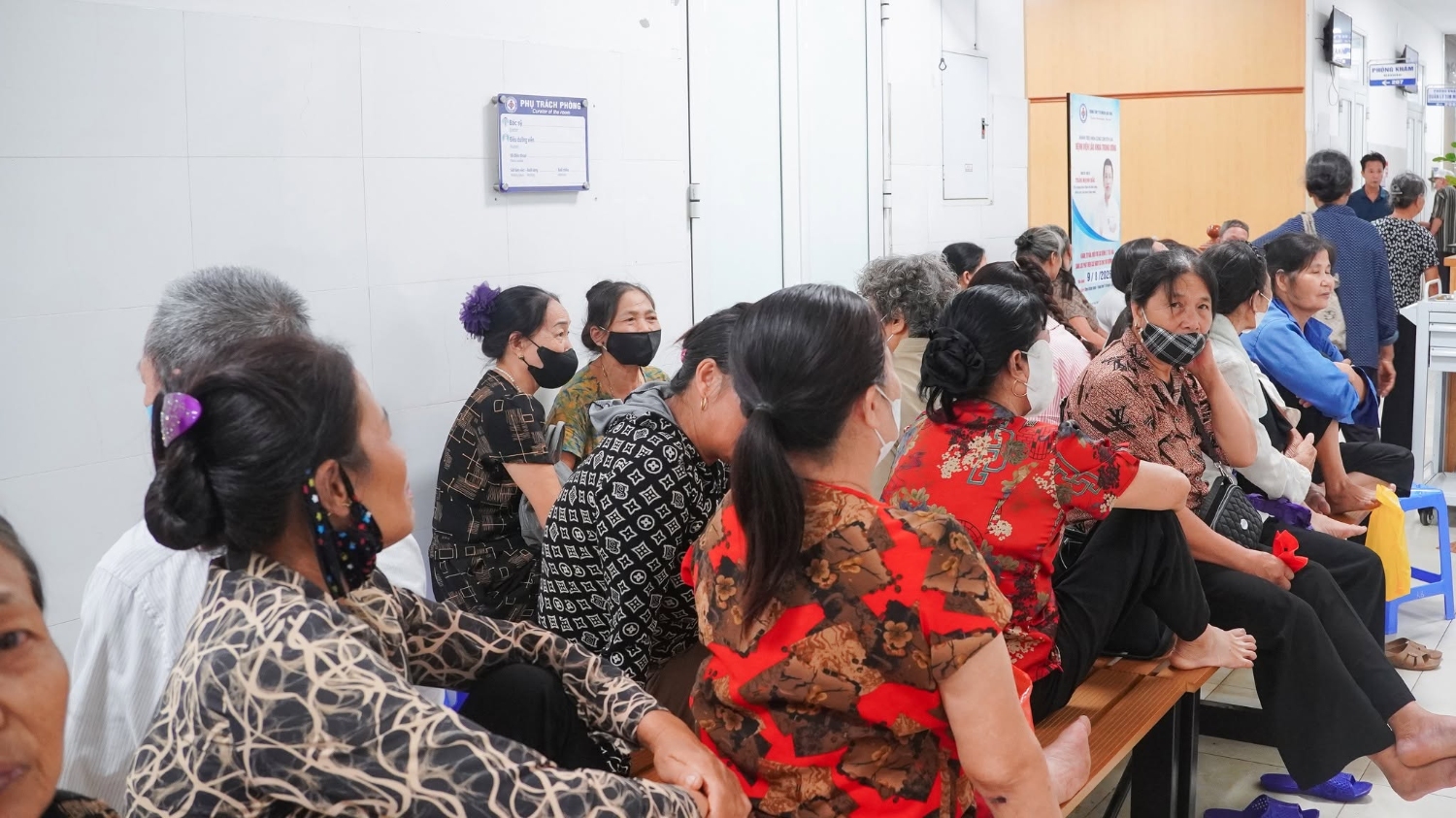 Người dân đến khám bệnh tại TTYTKV Lâm Thao