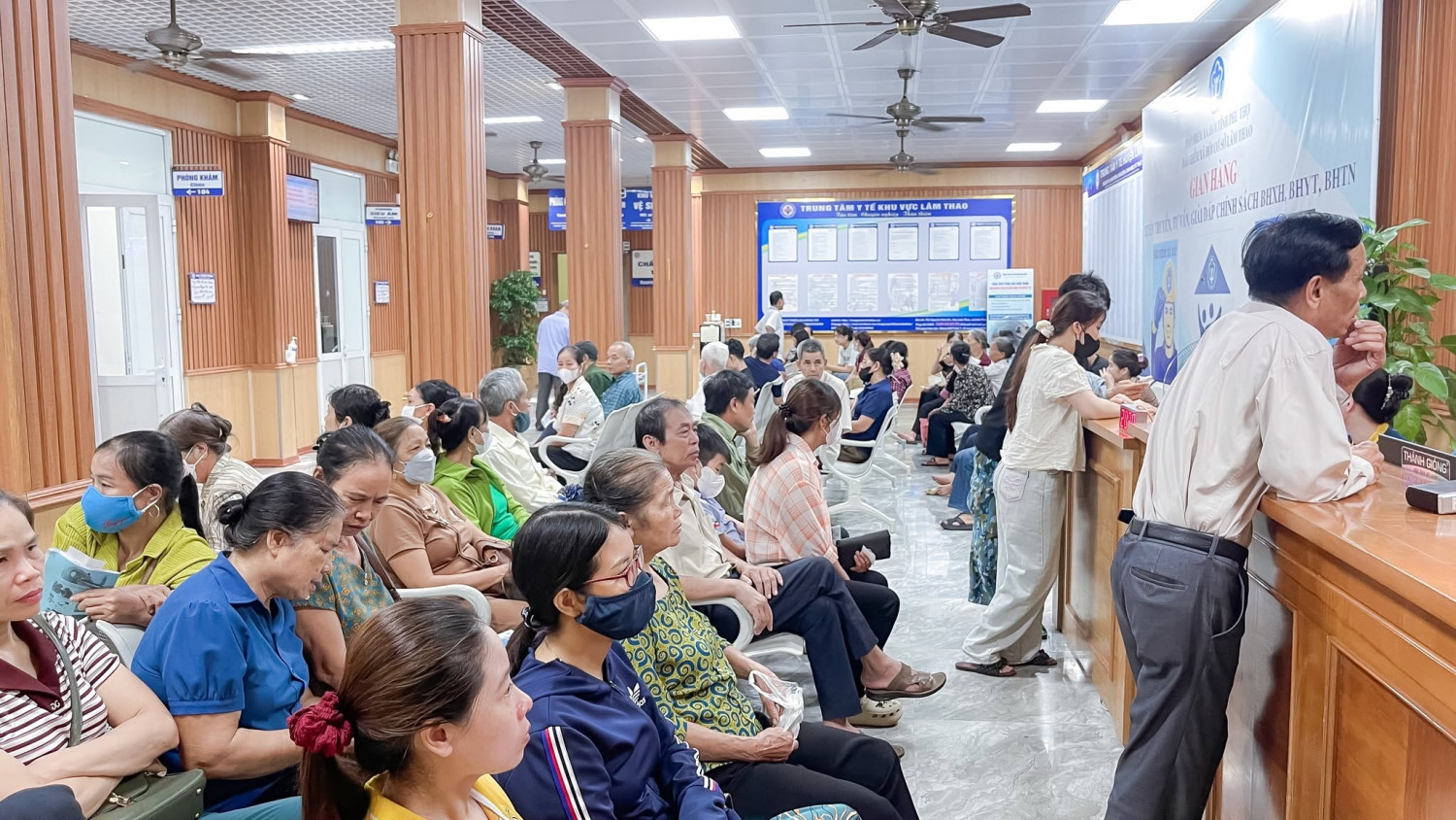 Đông đảo người dân đến khám tại TTYTKV Lâm Thao